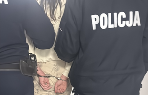 Policjanci prowadzą zatrzymaną