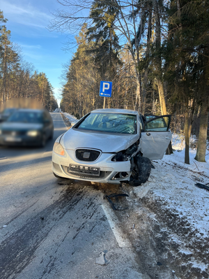 Samochód seat po zderzeniu czołowym