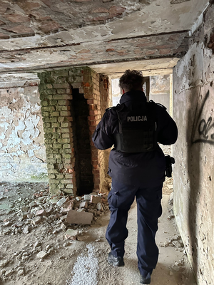 policjantka kontroluje niezamieszkałe budynki