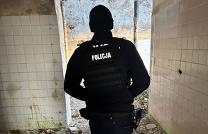 policjant kontroluje niezamieszkałe budynki
