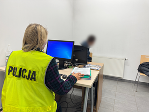 Policjantka przesłuchuje sprawcę przestępstwa