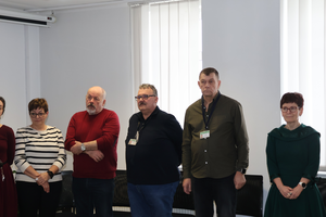 Pracownicy cywilni słuchają