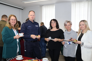 Zdjęcie pracowników z Komenantem