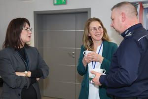 trwa uroczystość - słodki poczęstunek i rozmowy