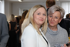 trwa uroczystość - słodki poczęstunek i rozmowy