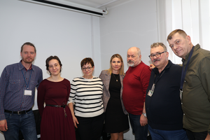 trwa uroczystość - słodki poczęstunek i rozmowy