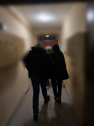 Dwaj policjanci prowadzą zatrzymanego