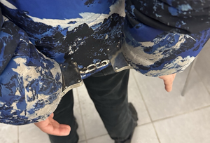 Ręce trzymane z tyłu zakute w kajdanki