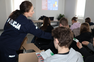 policjantka prowadzi spotkanie oraz rozdaje odblaski ulotki i prezentuje filmy