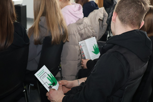 policjantka prowadzi spotkanie oraz rozdaje odblaski ulotki i prezentuje filmy