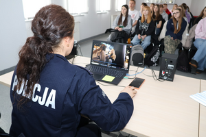 policjantka prowadzi spotkanie oraz rozdaje odblaski ulotki i prezentuje filmy