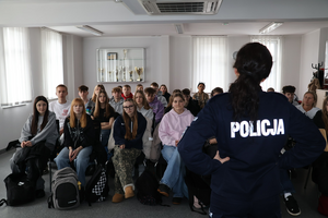 policjantka prowadzi spotkanie oraz rozdaje odblaski ulotki i prezentuje filmy