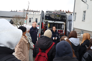 policjantka prowadzi spotkanie oraz rozdaje odblaski ulotki i prezentuje filmy