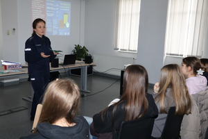 policjantka prowadzi spotkanie oraz rozdaje odblaski ulotki i prezentuje filmy