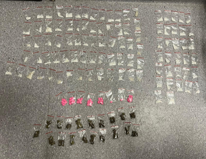 porcje narkotyków w małych foliowych woreczkach są rozłożone na podłodze