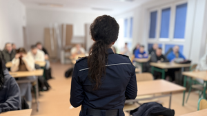 Policjantka prowadzi spotkanie z uczniami, promuje zawód policjanta i wyświetla film promocyjny.