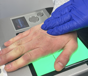 Policjanci prowadzą zatrzymanego po komendzie, na dwóch zdjęciach są narkotyki - jedne na blacie kuchennym a drugie już zabezpieczone przez policjantów oraz jedno zdjęcie dotyczy wykonania skanowania linii papilarnych.