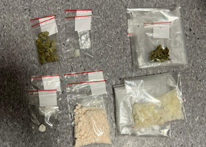 Policjanci prowadzą zatrzymanego po komendzie, na dwóch zdjęciach są narkotyki - jedne na blacie kuchennym a drugie już zabezpieczone przez policjantów oraz jedno zdjęcie dotyczy wykonania skanowania linii papilarnych.