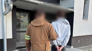 Policjanci prowadzą zatrzymanego po komendzie, na dwóch zdjęciach są narkotyki - jedne na blacie kuchennym a drugie już zabezpieczone przez policjantów oraz jedno zdjęcie dotyczy wykonania skanowania linii papilarnych.