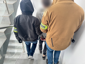 Policjanci prowadzą zatrzymanego po komendzie, na dwóch zdjęciach są narkotyki - jedne na blacie kuchennym a drugie już zabezpieczone przez policjantów oraz jedno zdjęcie dotyczy wykonania skanowania linii papilarnych.