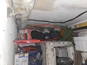 Policjant prowadzi zatrzymanego po dziedzińcu komendy a na drugim zdjęciu widoczna jest piwnica i półka pod sufitem na której położył się poszukiwany.