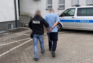 Policjant prowadzi zatrzymanego po dziedzińcu komendy a na drugim zdjęciu widoczna jest piwnica i półka pod sufitem na której położył się poszukiwany.