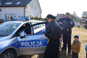 Spotkanie z policjantami dzieci z przedszkola na placu przy przedszkolu.