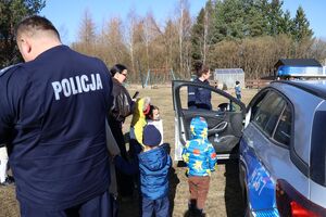 Spotkanie z policjantami dzieci z przedszkola na placu przy przedszkolu.