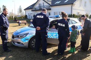 Spotkanie z policjantami dzieci z przedszkola na placu przy przedszkolu.