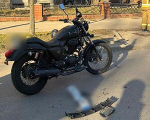 Policjant pracuje na miejscu wypadku z udziałem skody i motocykla junak