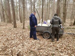 Policjant ze strażnikiem leśnym sprawdza rejon lasu