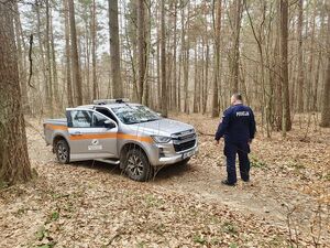 Policjant ze strażnikiem leśnym sprawdza rejon lasu