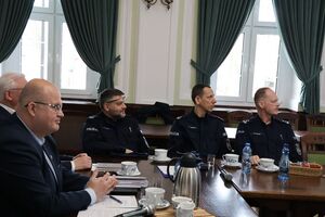 Komendant przedstawia sprawozdanie z działalności rocznej w starostwie