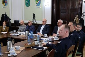 Komendant przedstawia sprawozdanie z działalności rocznej w starostwie