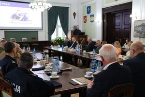 Komendant przedstawia sprawozdanie z działalności rocznej w starostwie