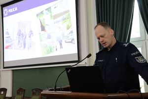 Komendant przedstawia sprawozdanie z działalności rocznej w starostwie