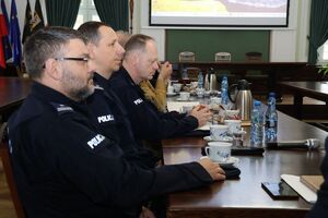 Komendant przedstawia sprawozdanie z działalności rocznej w starostwie