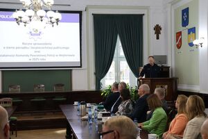 Komendant przedstawia sprawozdanie z działalności rocznej w starostwie