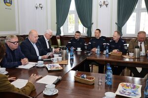 Komendant przedstawia sprawozdanie z działalności rocznej w starostwie