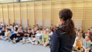 Policjantka prowadzi spotkanie z dziećmi i młodzieżą szkolną