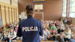 Policjantka prowadzi spotkanie z dziećmi i młodzieżą szkolną