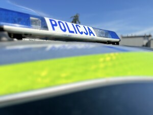 zdjęcie poglądowe kogut na dachu policyjnego radiowozu