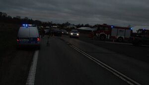 Miejsce zdarzenia drogowego na którym jest tłoczno bo stoją pojazdy, a na jednym ze zdjęć widać auta biorące udział w zdarzeniu gdzie Ford uderzył w bok Volkswagena