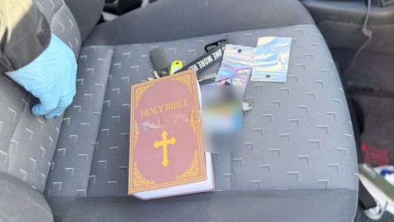 policjanci wykonują czynności na miejscu po pościgu ,