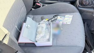 policjanci wykonują czynności na miejscu po pościgu ,