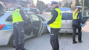 policjanci wykonują czynności na miejscu po pościgu ,