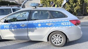 policjanci wykonują czynności na miejscu po pościgu ,