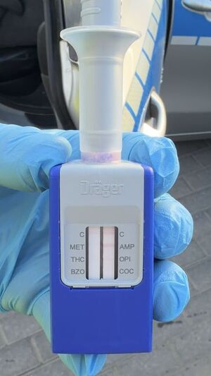 policjanci wykonują czynności na miejscu po pościgu ,