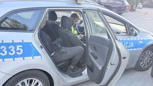 policjanci wykonują czynności na miejscu po pościgu ,