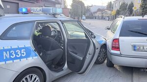 policjanci wykonują czynności na miejscu po pościgu ,